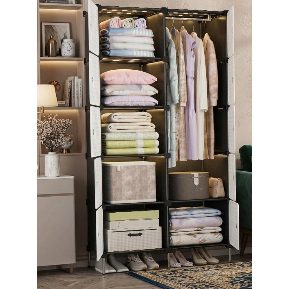 armoire-penderie-modulable-moderne-compartiments Grande armoire penderie modulable ouverte avec des vêtements suspendus, du linge plié et des chaussures alignées en bas dans une chambre moderne