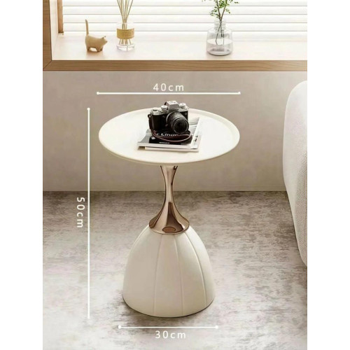 table-appoint-ronde-design-tulipe-blanche-doree-40x30x50cm Table d'appoint ronde blanche avec pied tulipe doré miroir à côté d'un canapé beige