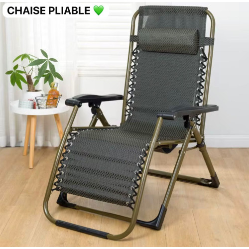 Chaise longue pliante inclinable vert kaki de type gravite zéro avec appui tète installée dans un salon de coiffure ou une maison