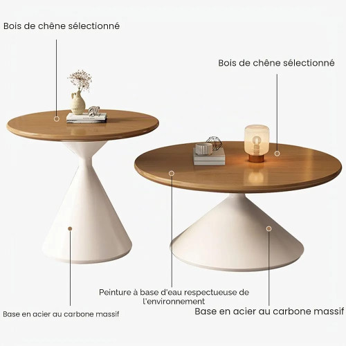 Deux tables basses rondes de tailles différentes avec plateau en bois clair et pied central évasé blanc sur un tapis