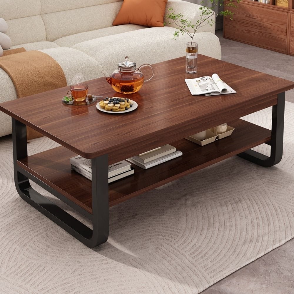 Table basse rectangulaire en bois marron foncé et pieds en métal noir avec une théière posée sur le plateau supérieur dans un salon