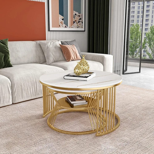 Set de deux tables basses gigognes rondes avec plateaux effet marbre blanc et pieds dorés sur un tapis beige devant un canapé.