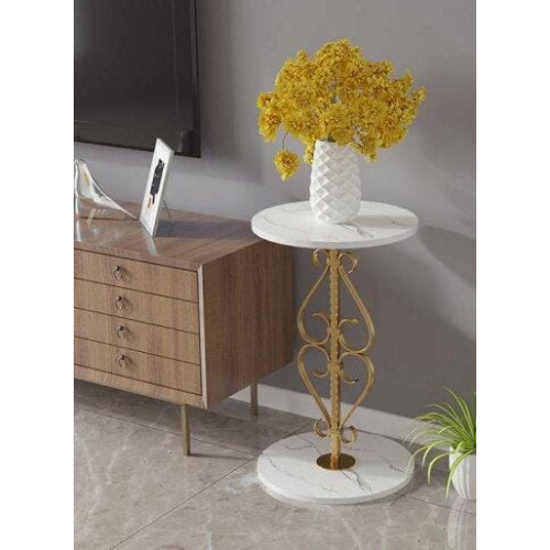 Table d'appoint ronde avec double plateau en marbre blanc et pied doré en arabesques surmontée d'un vase blanc à fleurs jaunes.