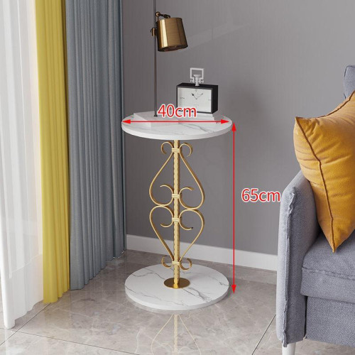 Table d'appoint ronde avec double plateau en marbre blanc et pied doré en arabesques surmontée d'un vase blanc à fleurs jaunes.