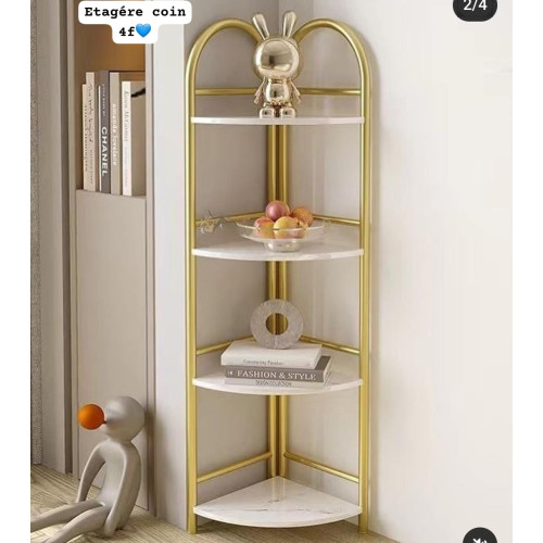 etagere-de-coin-d-angle-doree-marbre-blanc-130cm-mbectemi-marke Étagère de coin d angle dorée de 130cm de hauteur à quatre niveaux avec étagères en marbre blanc dans un salon lumineux