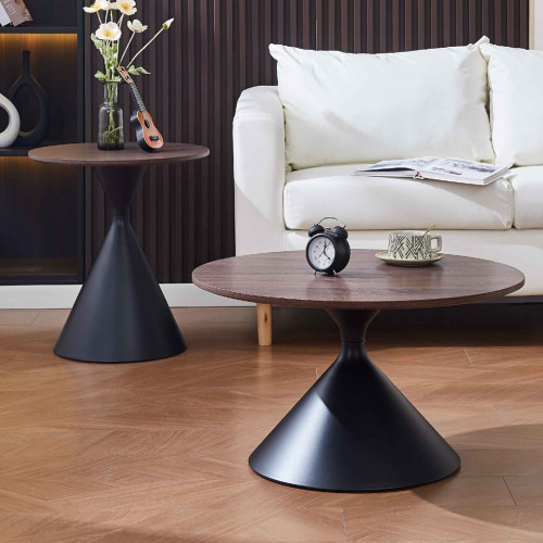 Duo de tables basses gigognes avec plateaux en bois et pieds coniques noirs devant un canapé blanc.