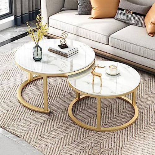 Set de deux tables basses gigognes rondes avec plateaux effet marbre blanc et pieds dorés sur un tapis beige devant un canapé.