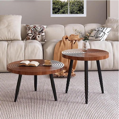 Set de deux tables basses gigognes rondes en bois sculpté de cernes d'arbre avec pieds noirs devant une entrée.