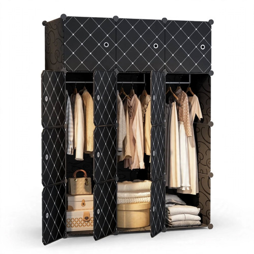 Grande armoire modulaire noire à 12 cubes avec portes ouvertes à motif losanges montrant des vêtements suspendus, des sacs et des boîtes de rangement
