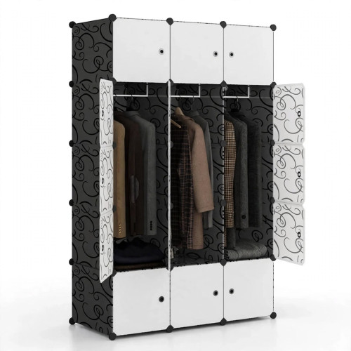 Grande armoire modulaire à 12 cubes noire et blanche avec portes ouvertes montrant des vêtements suspendus à côté d'une femme souriante