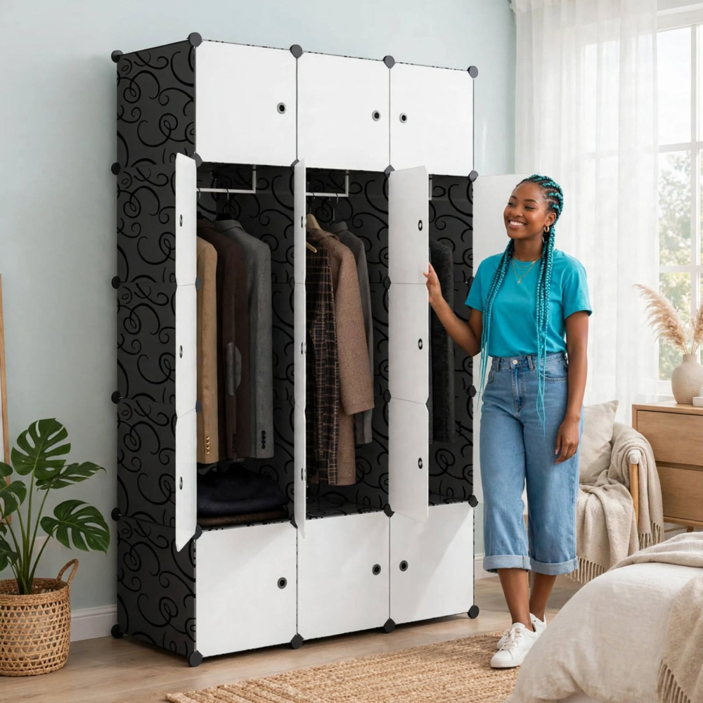Grande armoire modulaire à 12 cubes noire et blanche avec portes ouvertes montrant des vêtements suspendus à côté d'une femme souriante