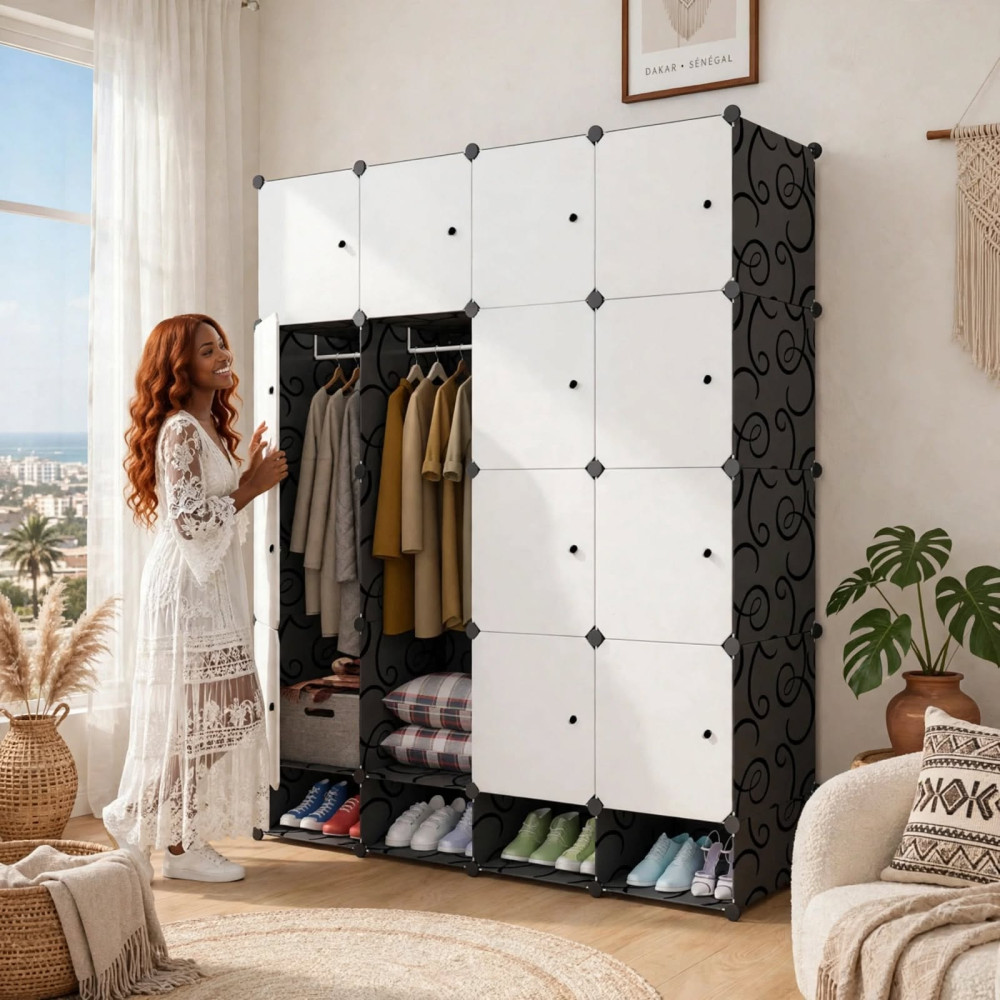 Armoire penderie modulaire 4 battants cubes blancs range chaussures Grande armoire modulaire à 4 battants blanche et noire avec deux penderies ouvertes montrant des vêtements, des oreillers et des casiers à chaussures remplis en bas