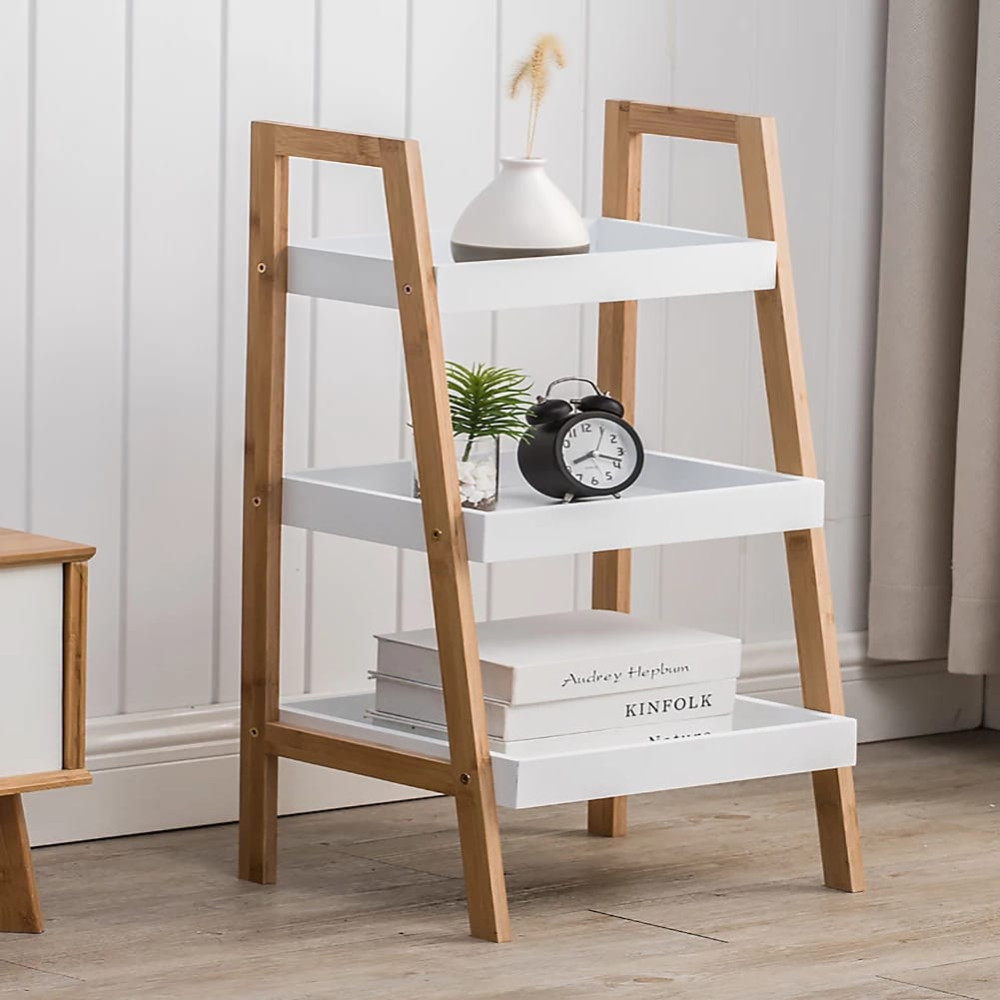 Étagère de rangement 3 niveaux bambou et blanc Étagère de rangement scandinave à 3 niveaux en bambou et plateaux blancs contenant des livres et une plante