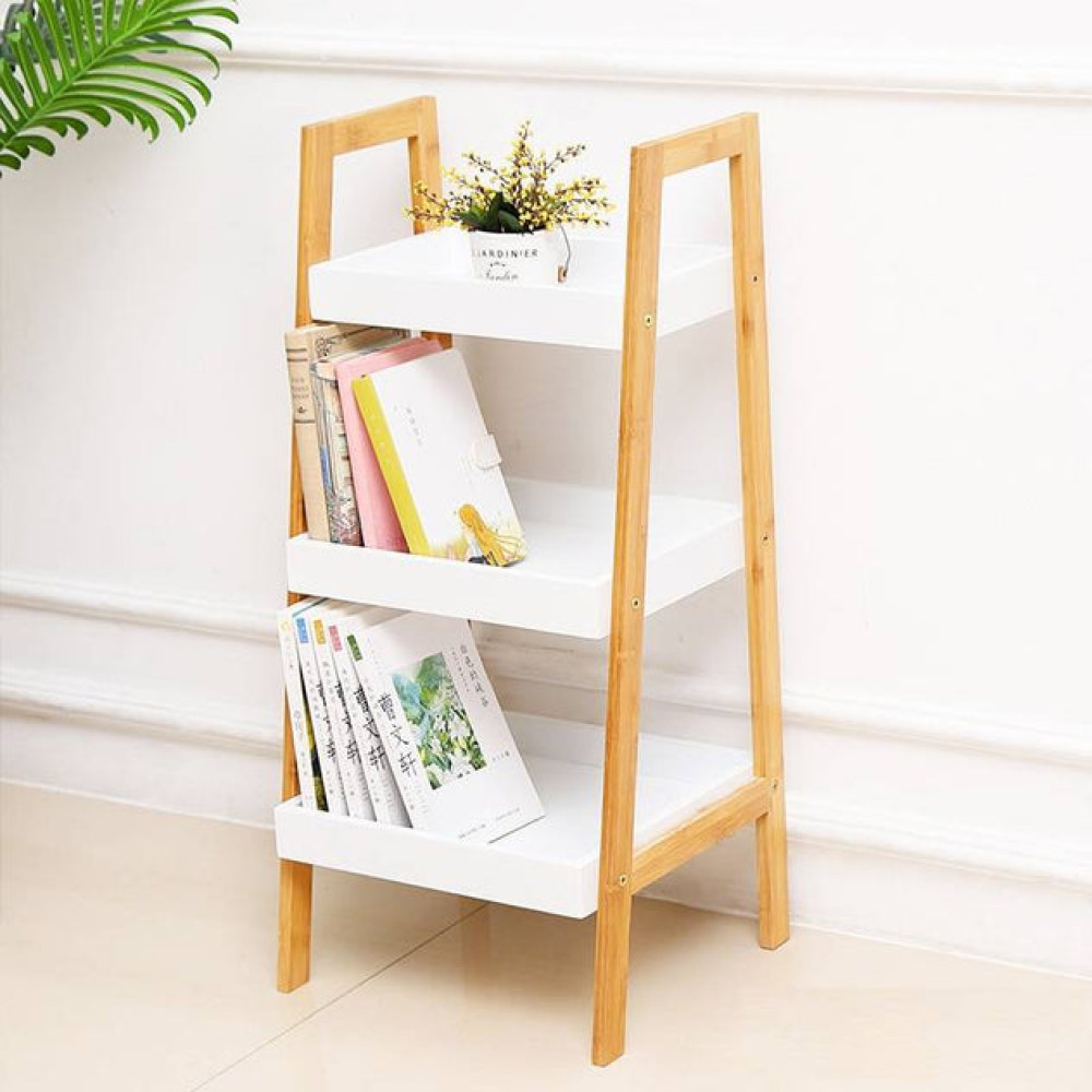 Étagère de rangement 3 niveaux bambou et blanc Étagère de rangement scandinave à 3 niveaux en bambou et plateaux blancs contenant des livres et une plante