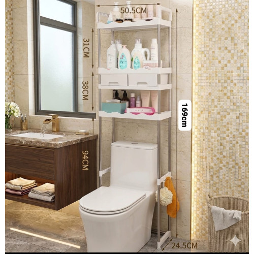 Étagère de rangement blanche à 3 niveaux installée au-dessus d'un WC avec des produits de bain et des tiroirs