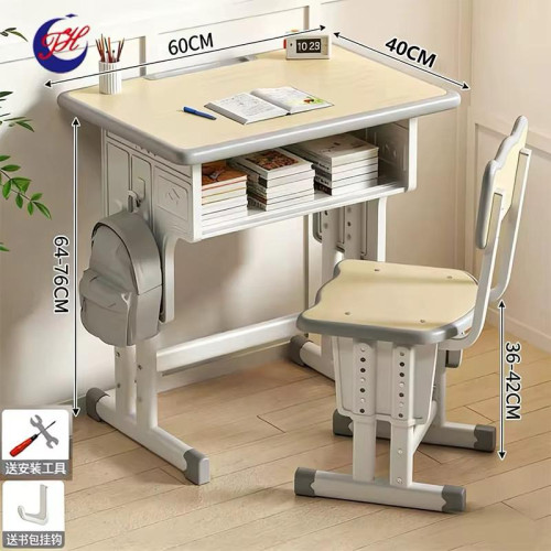 Table d'étude et chaise réglable enfant gris et bois 60x40cm Enfant assis sur une chaise grise écrivant sur un bureau réglable couleur bois et blanc avec un sac suspendu