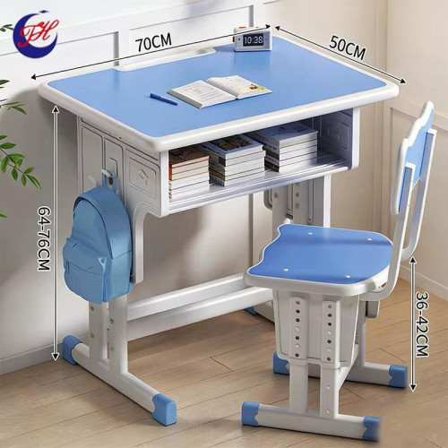 Ensemble bureau d'étude bleu pour enfant réglable en hauteur avec sa chaise assortie, un sac suspendu et les dimensions affichées
