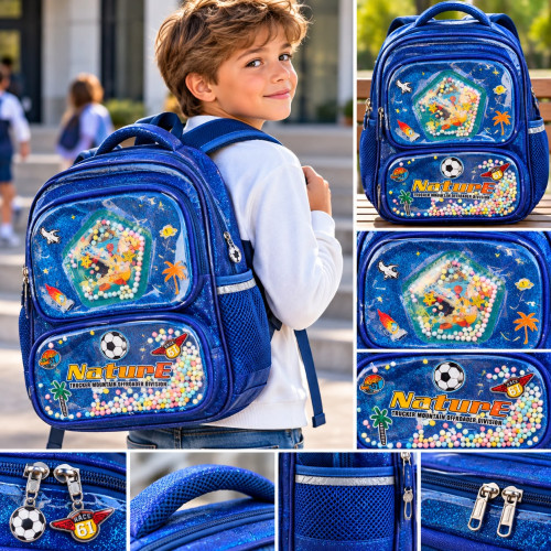 Sac à dos scolaire garçon Nature bleu roi détails Jeune garçon souriant portant le sac à dos scolaire bleu roi à motifs d'étoiles Nature avec des perles multicolores, à côté de zooms sur les détails des fermetures éclair et des poches