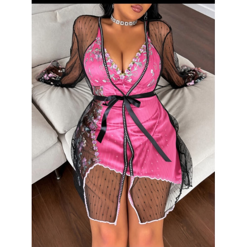 Mannequin debout portant un ensemble 3 pièces composé d'une nuisette courte en satin rose bonbon avec broderies fleurs, d'un string rose et d'un kimono long en maille noire transparente
