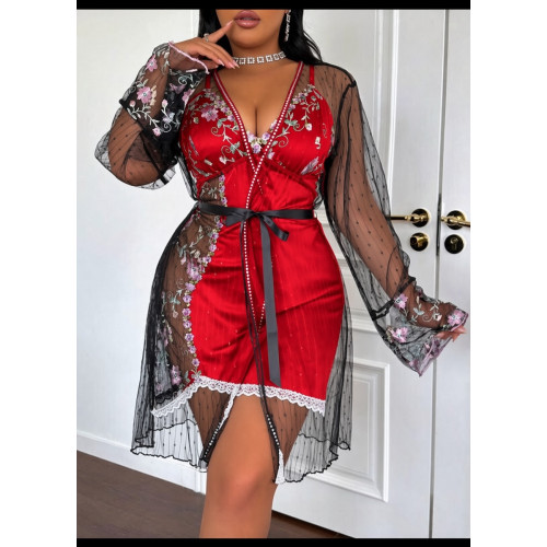 Mannequin debout portant un ensemble 3 pièces composé d'une nuisette courte en satin rouge avec broderies, d'un string rouge et d'un kimono long en maille noire transparente brodée de fleurs