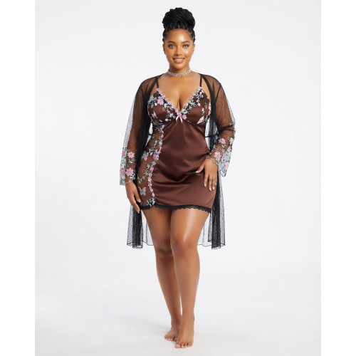 Mannequin debout portant un ensemble 3 pièces composé d'une nuisette courte en satin marron chocolat avec broderies fleurs, d'un string marron et d'un kimono long en maille noire transparente