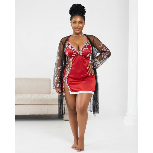 Mannequin debout portant un ensemble 3 pièces composé d'une nuisette courte en satin rouge avec broderies, d'un string rouge et d'un kimono long en maille noire transparente brodée de fleurs