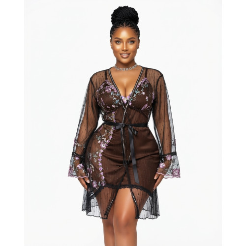 Mannequin debout portant un ensemble 3 pièces composé d'une nuisette courte en satin marron chocolat avec broderies fleurs, d'un string marron et d'un kimono long en maille noire transparente