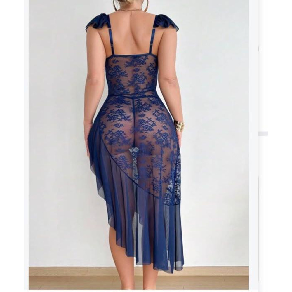 Mannequin debout souriante portant une nuisette courte transparente en dentelle bleu marine avec des volants asymétriques en maille et un string assorti