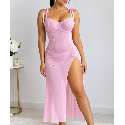 Nuisette longue rose pastel détails papillons 3D Zoom sur une femme portant une longue nuisette rose pastel transparente en mesh avec des papillons 3D brodés et une fente très haute sur la jambe