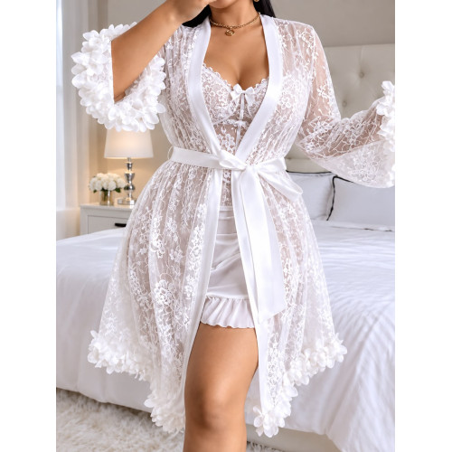 Femme debout portant un ensemble nuisette corset blanc froncé avec un kimono mi-long en dentelle blanche orné de fleurs 3D aux poignets et sur les bordures