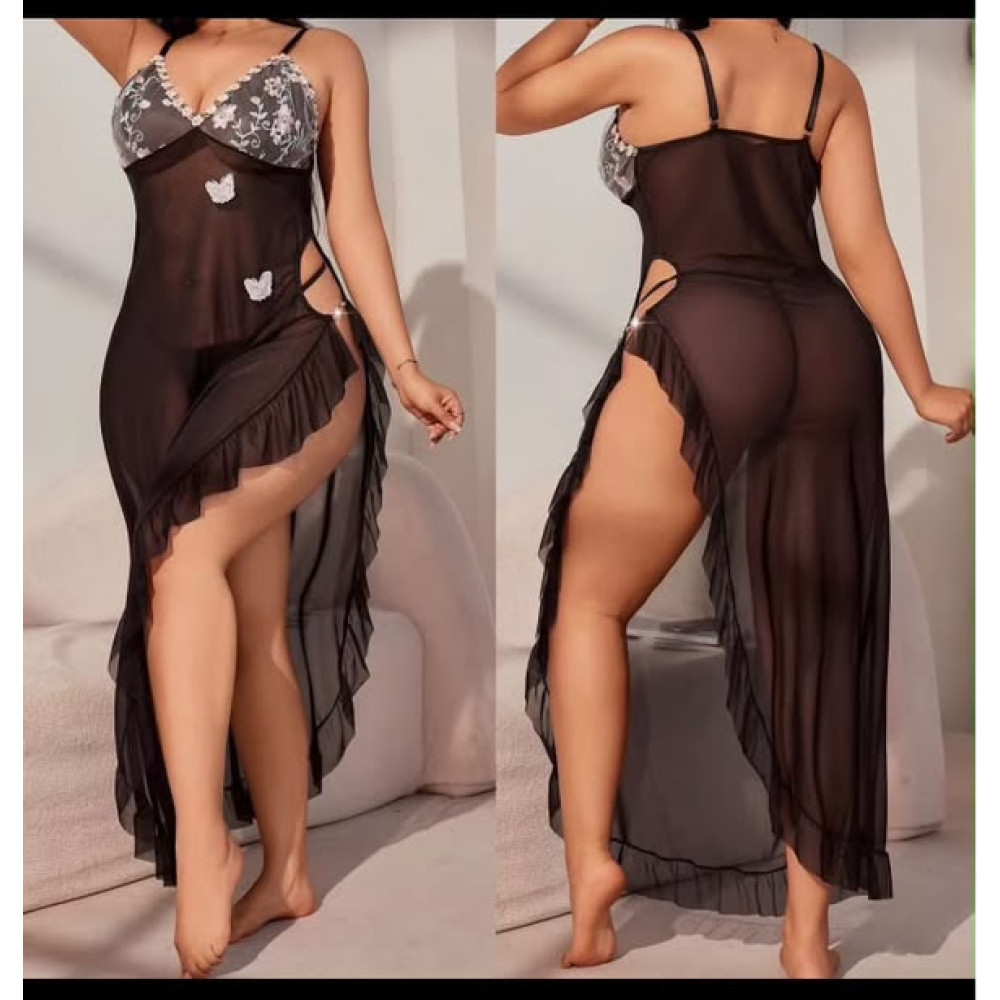 Mannequin posant de face et de dos portant une longue nuisette noire transparente en maille avec des papillons 3D blancs brodés et une fente très haute sur la jambe