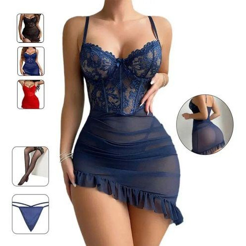 Femme debout portant une nuisette courte bleu roi avec un haut corset en dentelle et une jupe en voile froncé à volants