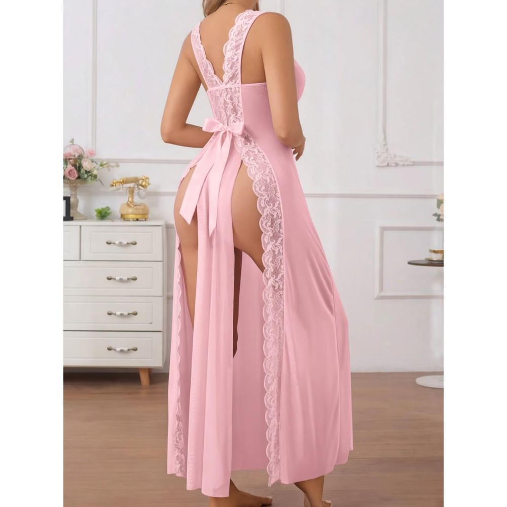 Nuisette longue rose bonbon voile et dentelle Femme posant de face et de dos portant une longue nuisette rose bonbon transparente en voile et dentelle fleurie avec des nœuds en satin à la taille