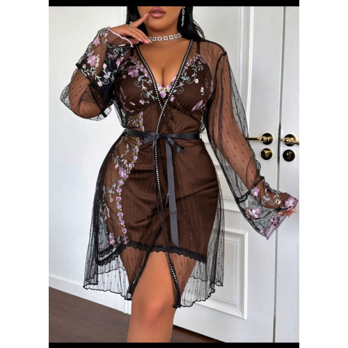 Mannequin debout portant un ensemble 3 pièces composé d'une nuisette courte en satin marron chocolat avec broderies fleurs, d'un string marron et d'un kimono long en maille noire transparente