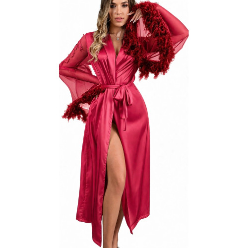 Kimono nuisette long satin rouge vif et plumes Femme posant debout avec un kimono déshabillé long en satin rouge vif brillant et manches en tulle transparent avec volants en plumes