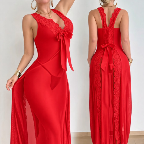 Nuisette longue rouge passion voile et dentelle Femme debout portant une longue nuisette rouge passion transparente en voile et dentelle sur le décolleté avec un grand nœud en satin à la taille