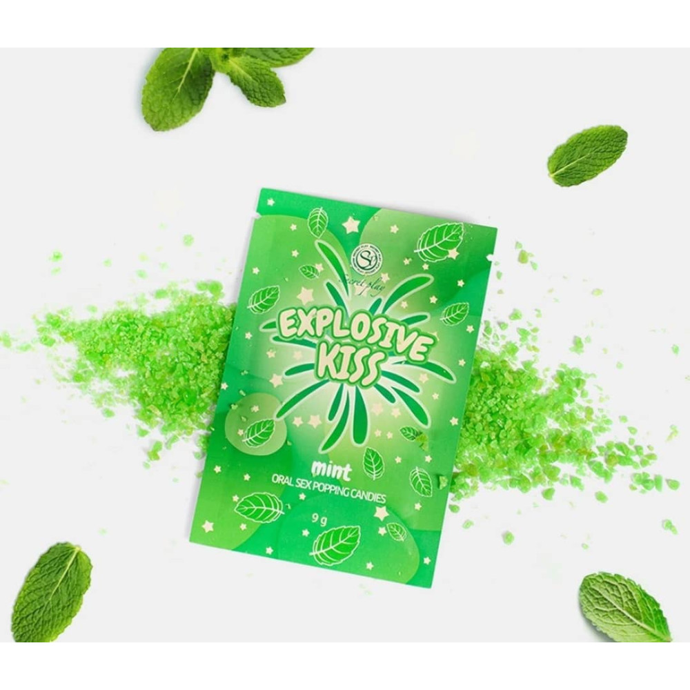 Sachet vert de bonbons pétillants intimes EXPLOSIVE KISS Menthe de 9g entouré de cristaux verts craquants et de feuilles de menthe fraîche