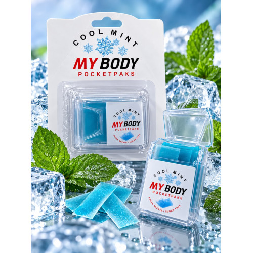Feuilles rafraîchissantes haleine MY BODY Cool Mint Jeune femme mettant une fine feuille de menthe bleue soluble MY BODY dans sa bouche, entourée de paquets PocketPaks, de glaçons et de feuilles de menthe